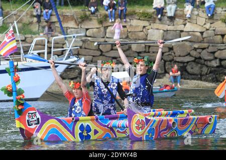 'Ca Carton a Douarnenez', 80 Boote started therace an diesem Wochenende in Douarnenez, Frankreich am Sonntag, 26. Mai 2013. Erste Welt-Regatta nur mit Karton, Verpackungsband und Farbe. Foto von Pasco/ABACAPRESS.COM Stockfoto