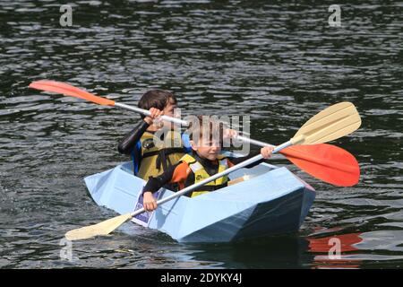 'Ca Carton a Douarnenez', 80 Boote started therace an diesem Wochenende in Douarnenez, Frankreich am Sonntag, 26. Mai 2013. Erste Welt-Regatta nur mit Karton, Verpackungsband und Farbe. Foto von Pasco/ABACAPRESS.COM Stockfoto