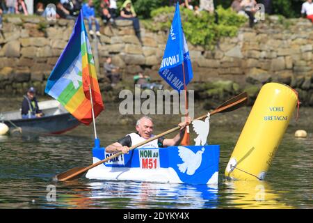 'Ca Carton a Douarnenez', 80 Boote started therace an diesem Wochenende in Douarnenez, Frankreich am Sonntag, 26. Mai 2013. Erste Welt-Regatta nur mit Karton, Verpackungsband und Farbe. Foto von Pasco/ABACAPRESS.COM Stockfoto