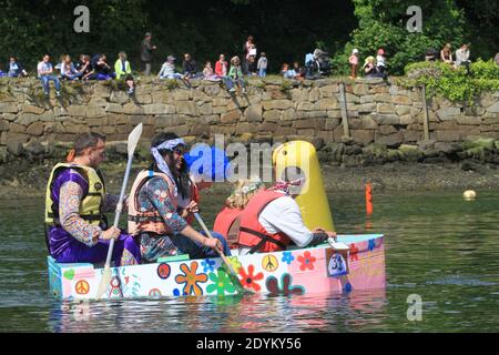 'Ca Carton a Douarnenez', 80 Boote started therace an diesem Wochenende in Douarnenez, Frankreich am Sonntag, 26. Mai 2013. Erste Welt-Regatta nur mit Karton, Verpackungsband und Farbe. Foto von Pasco/ABACAPRESS.COM Stockfoto