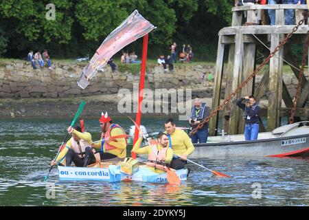 'Ca Carton a Douarnenez', 80 Boote started therace an diesem Wochenende in Douarnenez, Frankreich am Sonntag, 26. Mai 2013. Erste Welt-Regatta nur mit Karton, Verpackungsband und Farbe. Foto von Pasco/ABACAPRESS.COM Stockfoto