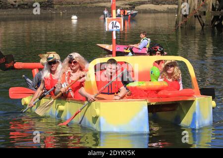 'Ca Carton a Douarnenez', 80 Boote started therace an diesem Wochenende in Douarnenez, Frankreich am Sonntag, 26. Mai 2013. Erste Welt-Regatta nur mit Karton, Verpackungsband und Farbe. Foto von Pasco/ABACAPRESS.COM Stockfoto