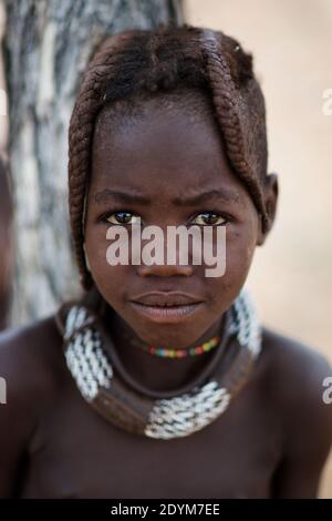 Himba Mädchenportrait im traditionellen Dorf, Kaokoland, Namibia Stockfoto