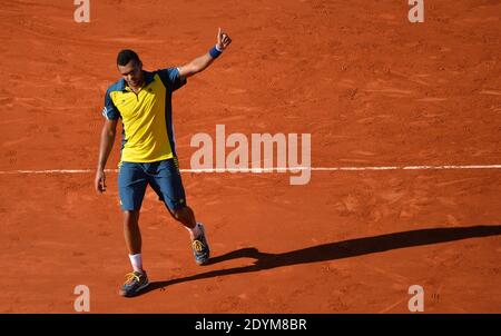 Der Franzose Jo-Wilfried Tsonga feiert, nachdem er 7-5, 6-3, 6-3, Schweiz Roger Federer in ihrem Männer-Einzel-Viertelfinale am Tag zehn der French Open bei Roland Garros in Paris, Frankreich am 4. Juni 2013 schlägt. Foto von ABACAPRESS.COM Stockfoto