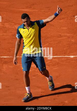 Der Franzose Jo-Wilfried Tsonga feiert, nachdem er 7-5, 6-3, 6-3, Schweiz Roger Federer in ihrem Männer-Einzel-Viertelfinale am Tag zehn der French Open bei Roland Garros in Paris, Frankreich am 4. Juni 2013 schlägt. Foto von ABACAPRESS.COM Stockfoto