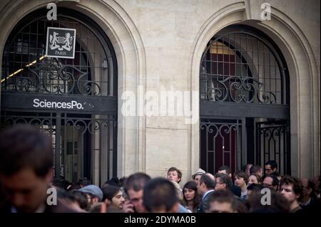 Am 6. Juni 2013 zollen die Studenten Clement Meric vor dem Gebäude des Pariser Instituts für politische Studien (Sciences Po) in Paris, Frankreich, eine stille Ehrung. Meric, 18, ein linker Aktivist, ist derzeit hirntot, nachdem er gestern in der Nähe des Bahnhofs Gare Saint-Lazare von Skinheads geschlagen wurde. Foto von Nicolas Messyasz/ABACAPRESS.COM Stockfoto