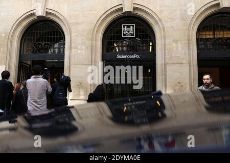 Am 6. Juni 2013 zollen die Studenten Clement Meric vor dem Gebäude des Pariser Instituts für politische Studien (Sciences Po) in Paris, Frankreich, eine stille Ehrung. Meric, 18, ein linker Aktivist, ist derzeit hirntot, nachdem er gestern in der Nähe des Bahnhofs Gare Saint-Lazare von Skinheads geschlagen wurde. Foto von Stephane Lemouton/ABACAPRESS.COM Stockfoto