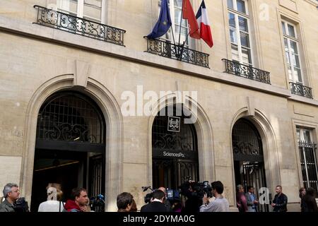 Am 6. Juni 2013 zollen die Studenten Clement Meric vor dem Gebäude des Pariser Instituts für politische Studien (Sciences Po) in Paris, Frankreich, eine stille Ehrung. Meric, 18, ein linker Aktivist, ist derzeit hirntot, nachdem er gestern in der Nähe des Bahnhofs Gare Saint-Lazare von Skinheads geschlagen wurde. Foto von Stephane Lemouton/ABACAPRESS.COM Stockfoto