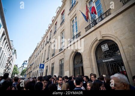 Am 6. Juni 2013 zollen die Studenten Clement Meric vor dem Gebäude des Pariser Instituts für politische Studien (Sciences Po) in Paris, Frankreich, eine stille Ehrung. Meric, 18, ein linker Aktivist, ist derzeit hirntot, nachdem er gestern in der Nähe des Bahnhofs Gare Saint-Lazare von Skinheads geschlagen wurde. Foto von Nicolas Messyasz/ABACAPRESS.COM Stockfoto