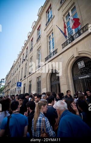 Am 6. Juni 2013 zollen die Studenten Clement Meric vor dem Gebäude des Pariser Instituts für politische Studien (Sciences Po) in Paris, Frankreich, eine stille Ehrung. Meric, 18, ein linker Aktivist, ist derzeit hirntot, nachdem er gestern in der Nähe des Bahnhofs Gare Saint-Lazare von Skinheads geschlagen wurde. Foto von Nicolas Messyasz/ABACAPRESS.COM Stockfoto