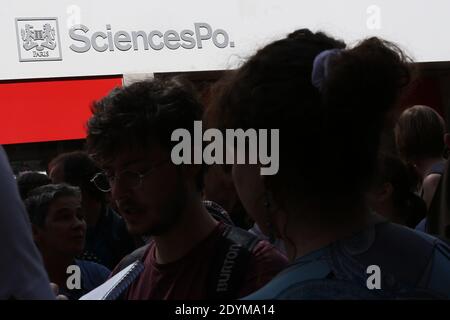 Am 6. Juni 2013 zollen die Studenten Clement Meric vor dem Gebäude des Pariser Instituts für politische Studien (Sciences Po) in Paris, Frankreich, eine stille Ehrung. Meric, 18, ein linker Aktivist, ist derzeit hirntot, nachdem er gestern in der Nähe des Bahnhofs Gare Saint-Lazare von Skinheads geschlagen wurde. Foto von Stephane Lemouton/ABACAPRESS.COM Stockfoto