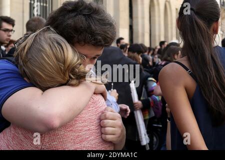 Am 6. Juni 2013 zollen die Studenten Clement Meric vor dem Gebäude des Pariser Instituts für politische Studien (Sciences Po) in Paris, Frankreich, eine stille Ehrung. Meric, 18, ein linker Aktivist, ist derzeit hirntot, nachdem er gestern in der Nähe des Bahnhofs Gare Saint-Lazare von Skinheads geschlagen wurde. Foto von Stephane Lemouton/ABACAPRESS.COM Stockfoto