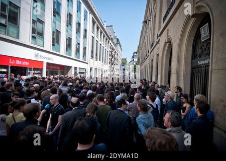 Am 6. Juni 2013 zollen die Studenten Clement Meric vor dem Gebäude des Pariser Instituts für politische Studien (Sciences Po) in Paris, Frankreich, eine stille Ehrung. Meric, 18, ein linker Aktivist, ist derzeit hirntot, nachdem er gestern in der Nähe des Bahnhofs Gare Saint-Lazare von Skinheads geschlagen wurde. Foto von Nicolas Messyasz/ABACAPRESS.COM Stockfoto