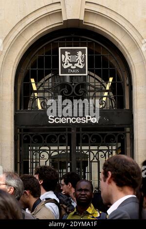 Am 6. Juni 2013 zollen die Studenten Clement Meric vor dem Gebäude des Pariser Instituts für politische Studien (Sciences Po) in Paris, Frankreich, eine stille Ehrung. Meric, 18, ein linker Aktivist, ist derzeit hirntot, nachdem er gestern in der Nähe des Bahnhofs Gare Saint-Lazare von Skinheads geschlagen wurde. Foto von Stephane Lemouton/ABACAPRESS.COM Stockfoto