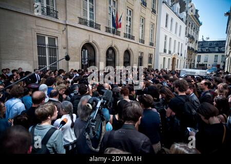 Am 6. Juni 2013 zollen die Studenten Clement Meric vor dem Gebäude des Pariser Instituts für politische Studien (Sciences Po) in Paris, Frankreich, eine stille Ehrung. Meric, 18, ein linker Aktivist, ist derzeit hirntot, nachdem er gestern in der Nähe des Bahnhofs Gare Saint-Lazare von Skinheads geschlagen wurde. Foto von Nicolas Messyasz/ABACAPRESS.COM Stockfoto