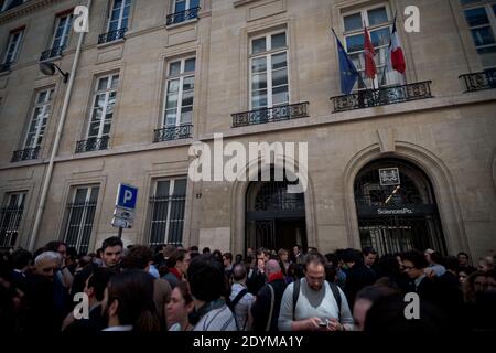 Am 6. Juni 2013 zollen die Studenten Clement Meric vor dem Gebäude des Pariser Instituts für politische Studien (Sciences Po) in Paris, Frankreich, eine stille Ehrung. Meric, 18, ein linker Aktivist, ist derzeit hirntot, nachdem er gestern in der Nähe des Bahnhofs Gare Saint-Lazare von Skinheads geschlagen wurde. Foto von Nicolas Messyasz/ABACAPRESS.COM Stockfoto