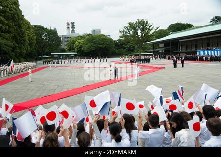 Frankreichs Präsident Francois Hollande (Mitte R) inspiziert am 7. Juni 2013 eine Ehrenwache im Kaiserpalast in Tokio, Japan. Hollande kam am 6. Juni für drei Tage in Japan an und hoffte, Abkommen über die nukleare Zusammenarbeit und den Luftfahrtsektor zu besiegeln, beim ersten Staatsbesuch eines französischen Präsidenten seit 17 Jahren. Foto von Bertrand Langlois/Pool/ABACAPRESS.COM Stockfoto