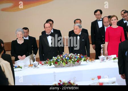 (L-R) die japanische Kaiserin Michiko, Frankreichs Präsident Francois Hollande, der japanische Kaiser Akihito und Hollandes Gefährtin Valerie Trierweiler stehen vor einem Staatsessen im Kaiserpalast in Tokio am 7. Juni 2013. Hollande ist auf einem dreitägigen Staatsbesuch in Japan. Foto von Bertrand Langlois/Pool/ABACAPRESS.COM Stockfoto