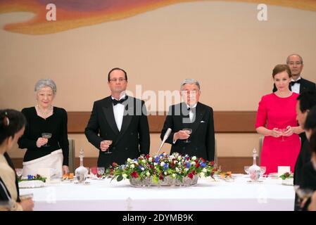 (L-R) die japanische Kaiserin Michiko, Frankreichs Präsident Francois Hollande, der japanische Kaiser Akihito und Hollandes Gefährtin Valerie Trierweiler stoßen vor einem Staatsessen im Kaiserpalast in Tokio am 7. Juni 2013 an. Hollande ist auf einem dreitägigen Staatsbesuch in Japan. Foto von Bertrand Langlois/Pool/ABACAPRESS.COM Stockfoto