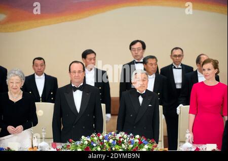 (L-R) die japanische Kaiserin Michiko, Frankreichs Präsident Francois Hollande, der japanische Kaiser Akihito und Hollandes Gefährtin Valerie Trierweiler stehen vor einem Staatsessen im Kaiserpalast in Tokio am 7. Juni 2013. Hollande ist auf einem dreitägigen Staatsbesuch in Japan. Foto von Bertrand Langlois/Pool/ABACAPRESS.COM Stockfoto