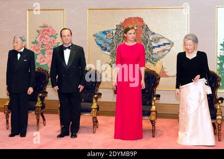 Frankreichs Präsident Francois Hollande (2. Dezember), seine Partnerin Valerie Trierweiler (2. Dezember), der japanische Kaiser Akihito und Kaiserin Michiko stehen am 7. Juni 2013 vor einem Staatsessen im Kaiserpalast im Rahmen des dreitägigen Besuchs des französischen Präsidenten in Tokio. Foto von Bertrand Langlois/Pool/ABACAPRESS.COM Stockfoto