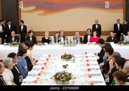 (Hinten, Mitte L-R) die japanische Kaiserin Michiko, Frankreichs Präsident Francois Hollande, der japanische Kaiser Akihito und Hollandes Gefährtin Valerie Trierweiler stoßen vor einem Staatsessen im Kaiserpalast in Tokio am 7. Juni 2013 an. Hollande ist auf einem dreitägigen Staatsbesuch in Japan. Foto von Bertrand Langlois/Pool/ABACAPRESS.COM Stockfoto