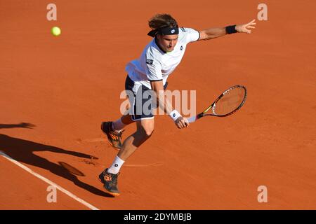 Der Spanier David Ferrer in Aktion gegen den Franzosen Jo-Wilfried Tsonga während ihres Halbfinalkampfs im Rahmen der French Tennis Open 2013 im Roland-Garros-Stadion in Paris, Frankreich am 7. Juni 2013. Ferrer besiegte Tsonga 1-6, 6-7, 2-6. Foto von Henri Szwarc/ABACAPRESS.COM Stockfoto