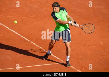 Der Spanier David Ferrer in Aktion gegen den Franzosen Jo-Wilfried Tsonga während ihres Halbfinalkampfs im Rahmen der French Tennis Open 2013 im Roland-Garros-Stadion in Paris, Frankreich am 7. Juni 2013. Ferrer besiegte Tsonga 1-6, 6-7, 2-6. Foto von Henri Szwarc/ABACAPRESS.COM Stockfoto