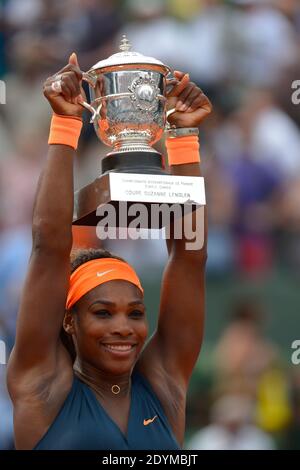 Die US-Amerikanerin Serena Williams posiert mit ihrer Trophäe, nachdem sie am 8. Juni 2013 im Roland-Garros-Stadion in Paris im Damenfinale der French Tennis Open 2013 die russische Maria Sharapova besiegt hat. Williams gewann 6-4, 6-4. Foto von Henri Szwarc/ABACAPRESS.COM Stockfoto