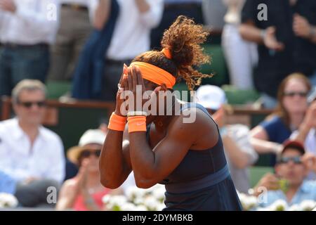 Die US-Amerikanerin Serena Williams feiert am 8. Juni 2013 im Roland-Garros-Stadion in Paris, Frankreich, ihren Sieg gegen die russische Maria Sharapova im Damenfinale der French Tennis Open 2013. Williams gewann 6-4, 6-4. Foto von Henri Szwarc/ABACAPRESS.COM Stockfoto