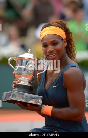 Die US-Amerikanerin Serena Williams posiert mit ihrer Trophäe, nachdem sie am 8. Juni 2013 im Roland-Garros-Stadion in Paris im Damenfinale der French Tennis Open 2013 die russische Maria Sharapova besiegt hat. Williams gewann 6-4, 6-4. Foto von Henri Szwarc/ABACAPRESS.COM Stockfoto