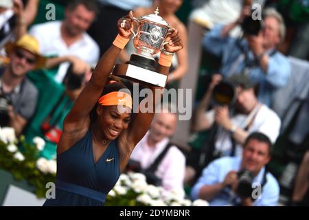 Die US-Amerikanerin Serena Williams posiert mit der Siegertrophäe ...