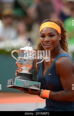 Die US-Amerikanerin Serena Williams posiert mit ihrer Trophäe, nachdem sie am 8. Juni 2013 im Roland-Garros-Stadion in Paris im Damenfinale der French Tennis Open 2013 die russische Maria Sharapova besiegt hat. Williams gewann 6-4, 6-4. Foto von Henri Szwarc/ABACAPRESS.COM Stockfoto