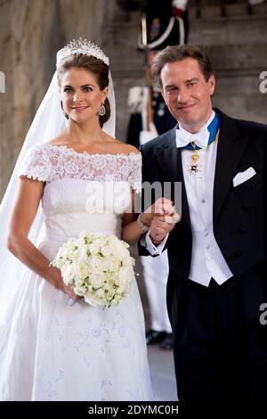 Die schwedische Prinzessin Madeleine und ihr Mann Chris O'Neill verlassen nach ihrer Hochzeit am 08. Juni 2013 die Kapelle des Königlichen Palastes in Stockholm, Schweden. Foto von Nicolas Gouhier/ABACAPRESS.COM Stockfoto