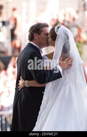 Die schwedische Prinzessin Madeleine und ihr Mann Chris O'Neill verlassen nach ihrer Hochzeit am 08. Juni 2013 die Kapelle des Königlichen Palastes in Stockholm, Schweden. Foto von Nicolas Gouhier/ABACAPRESS.COM Stockfoto