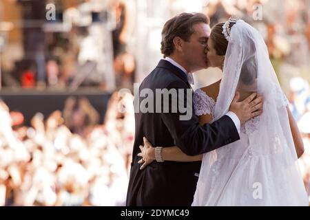 Die schwedische Prinzessin Madeleine und ihr Mann Chris O'Neill verlassen nach ihrer Hochzeit am 08. Juni 2013 die Kapelle des Königlichen Palastes in Stockholm, Schweden. Foto von Nicolas Gouhier/ABACAPRESS.COM Stockfoto