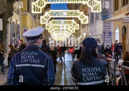 Rom, Italien - 19. November 2020: Städtische Polizeibeamte patrouillieren die Straßen des historischen Stadtzentrums und überprüfen, ob die Bürger die Regel einhalten Stockfoto