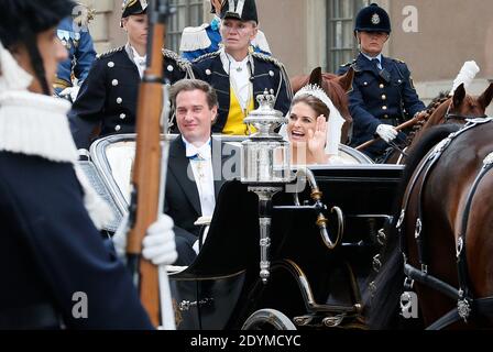 Prinzessin Madeleine von Schweden und Christopher O'Neill fahren in einer Kutsche vom Königspalast nach Riddarholmen nach ihrer Hochzeit in Stockholm, Schweden, am 08. Juni 2013. Foto von Patrick Bernard/ABACAPRESS.COM Stockfoto