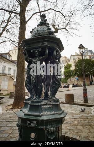 Paris, Frankreich - Mars 2020: Fontaine Wallace bei Emile Goudeau in Montmartre, neben dem Bateau-lavoir, während der ersten COVID-Sperre Stockfoto