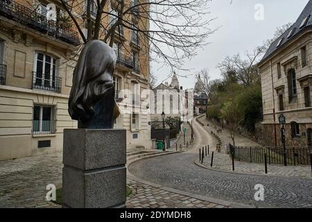 Paris, Frankreich - März 2020: Dalida Statue auf dem Place Dalida in Montmartre, während der ersten COVID Sperre Stockfoto