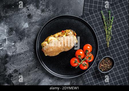 U-Boot-Sandwich mit Fleischbällchen, Ricotta-Käse. Schwarzer Hintergrund. Draufsicht Stockfoto