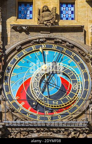 Prager astronomische Uhr, oder Prag Orloj (Tschechisch: Prazsky Orloj), mittelalterliche astronomische Uhr in Prag, Tschechische Republik. Wurde zuerst installiert Stockfoto