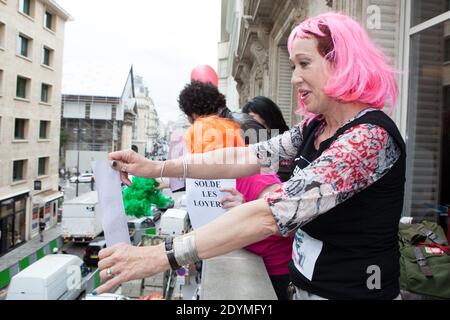 "Jeudi Noir"-Aktivisten protestieren am 12. Juni 2013 im FNAIM-Hauptquartier in der Rue du Faubourg Saint-Honore in Paris gegen die Immobiliensteuer. Foto von Audrey Poree/ABACAPRESS.COM Stockfoto