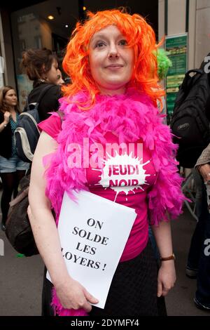 "Jeudi Noir"-Aktivisten protestieren am 12. Juni 2013 im FNAIM-Hauptquartier in der Rue du Faubourg Saint-Honore in Paris gegen die Immobiliensteuer. Foto von Audrey Poree/ABACAPRESS.COM Stockfoto