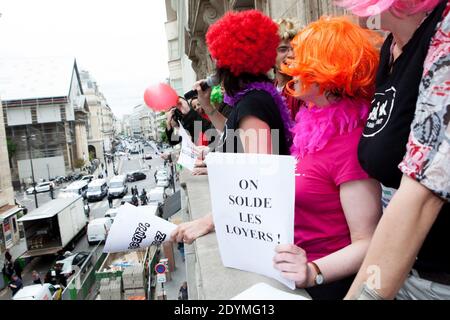 "Jeudi Noir"-Aktivisten protestieren am 12. Juni 2013 im FNAIM-Hauptquartier in der Rue du Faubourg Saint-Honore in Paris gegen die Immobiliensteuer. Foto von Audrey Poree/ABACAPRESS.COM Stockfoto