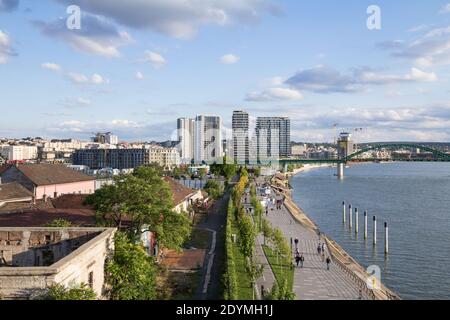 Belgard, SERBIEN - 31. MAI 2020: Panorama des Baus der Belgrader Uferpromenade, oder Beograd na vodi, von savamala mit dem fluss sava. Es ist ein c Stockfoto