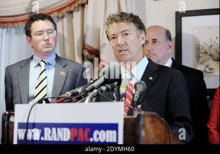 Senator Rand Paul (R-KY) spricht auf einer Pressekonferenz, um am 13. Juni 2013 im Capitol Hill Club in Washington, D.C., USA, rechtliche Schritte gegen die Überwachung durch die Regierung und die Überreichweite der Macht durch die Nationale Sicherheitsagentur anzukündigen. Foto von Olivier Douliery/ABACAPRESS.COM Stockfoto