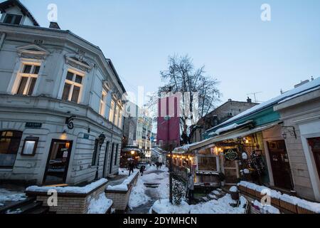 BELGRAD, SERBIEN - 27. JANUAR 2019 Skadarlija Straße (auch bekannt als Skadarska) bei Sonnenuntergang unter Schnee mit seinen typischen Pflastersteinpflaster Cafés und r Stockfoto