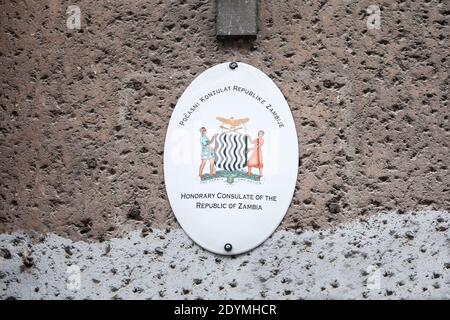 BELGRAD, SERBIEN - 12. DEZEMBER 2020: Schild mit dem Wappen der sambischen Botschaft von Belgrad. Es ist der offizielle diplomatische Vertreter Stockfoto