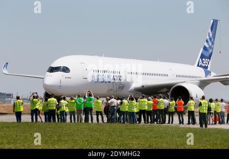 Der neue Airbus A350 XWB landet nach seinem lang erwarteten Erstflug am Flughafen Toulouse-Blagnac im Südwesten Frankreichs am 14. Juni 2013. Die A350 XWB ist die erste in einer Familie von supereffizienten Passagierflugzeugen Airbus entwickelt, um Kopf-an-Kopf-mit Rivalen Boeing 787 Dreamliner und 777s gehen. Das hocheffiziente Flugzeug, das aus einem Großteil von Verbundwerkstoffen gefertigt wird, bedeutet wahrscheinlich einen Auftritt auf der kommenden Paris Air Show, die am kommenden Montag am Flughafen Le Bourget beginnt. Foto von Patrick Bernard/ABACAPRESS.COM Stockfoto